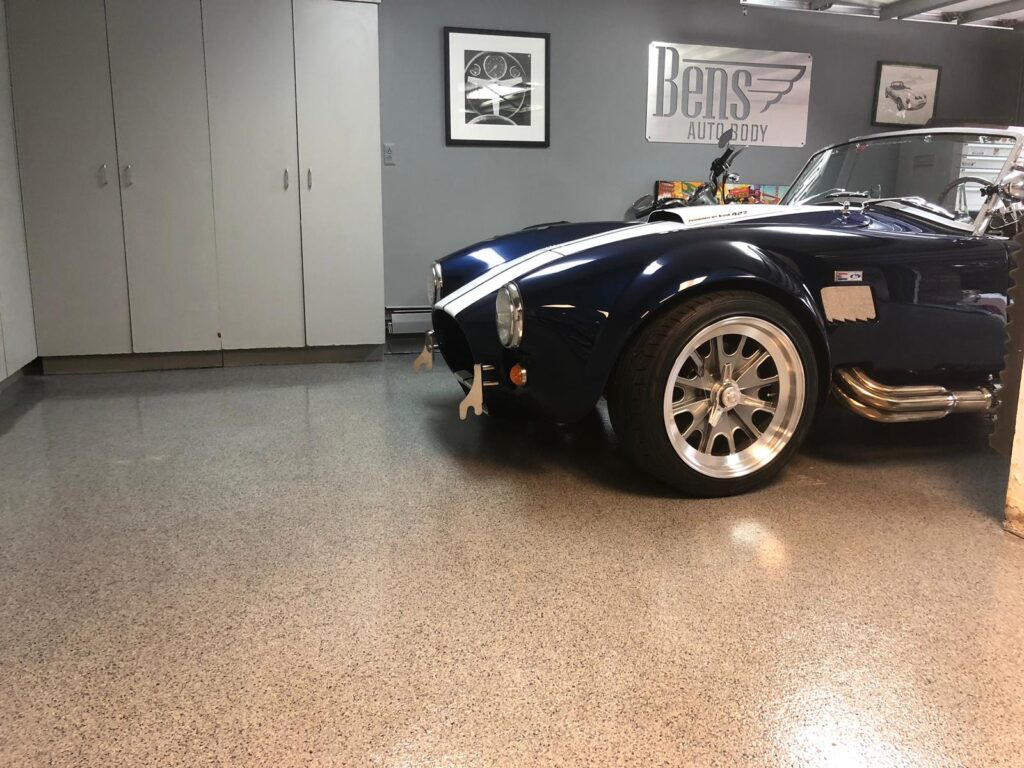 Garage whit epoxy floor flakes